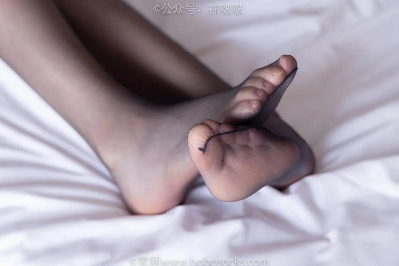 [BoBoSocks袜啵啵]NO.045 小甜豆-小魔女装、高跟凉鞋、油亮黑丝 [131P]插图